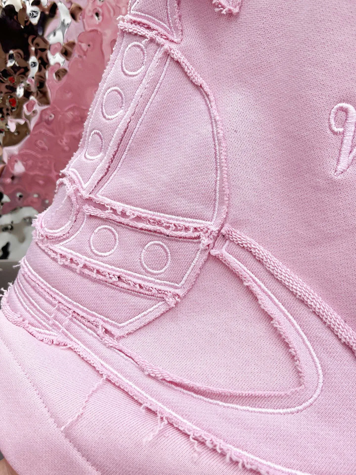 The Queen Mother's three-standard complete 2026 summer New Arrival men's casual shorts, advanced custom-made fabric Breathable fabric, Breathable elasticity and comfort, impeccable details, top-grade accessories, original logo design concept, delicate and soft feel! The upper body fit is awesome! Size: M-XXXL Please state your height and weight when ordering